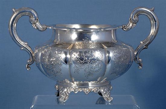 An early Victorian silver sugar basin and tall cream jug, by William Hunter, jug height 161mm, weight 22.3oz/695grms.